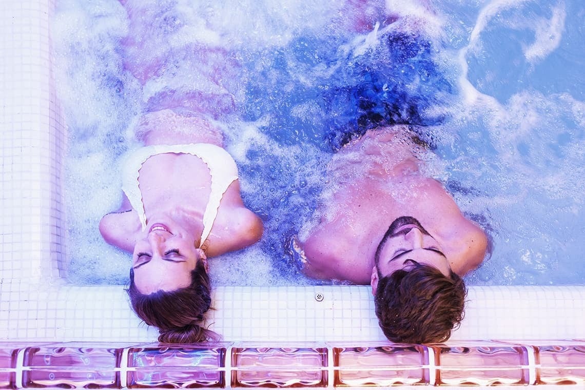 Pareja disfrutando del spa
